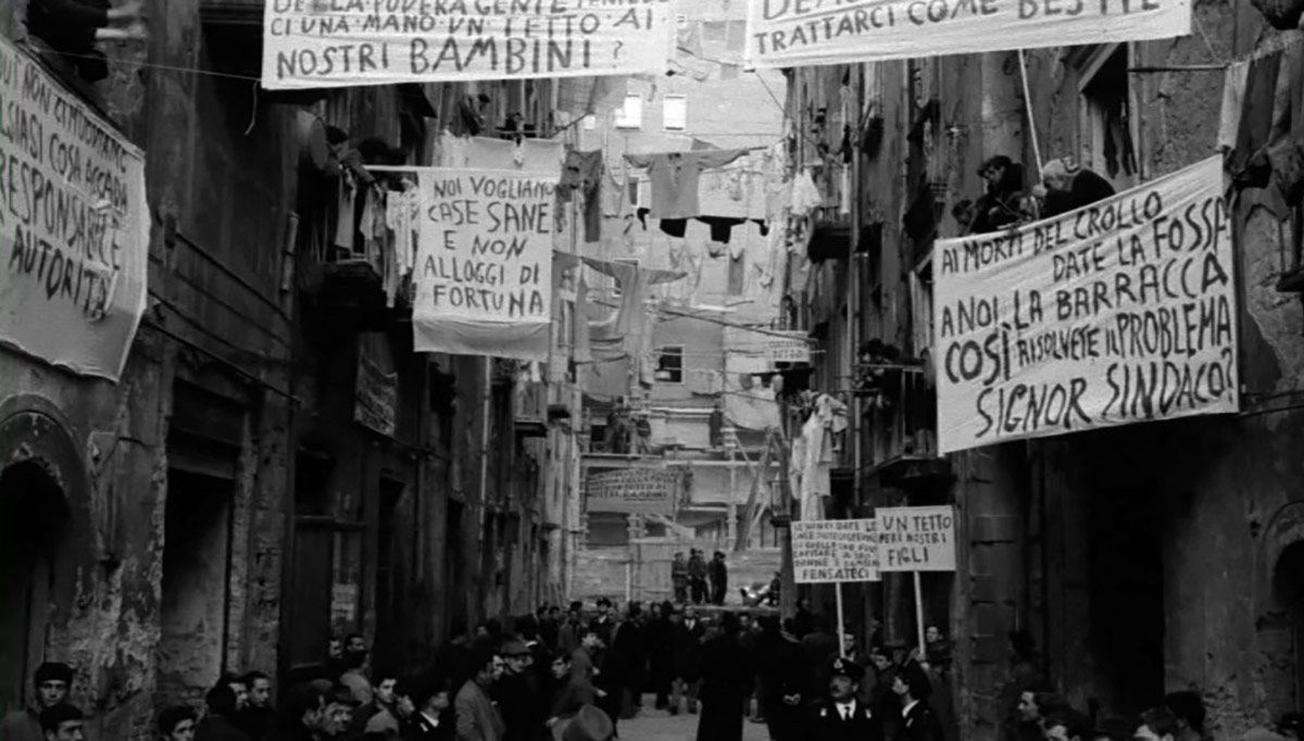 La protesta dei cittadini per lo sgombero